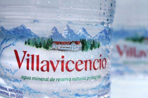 Villavicencio presenta la primera botella hecha 100% con plástico reciclado