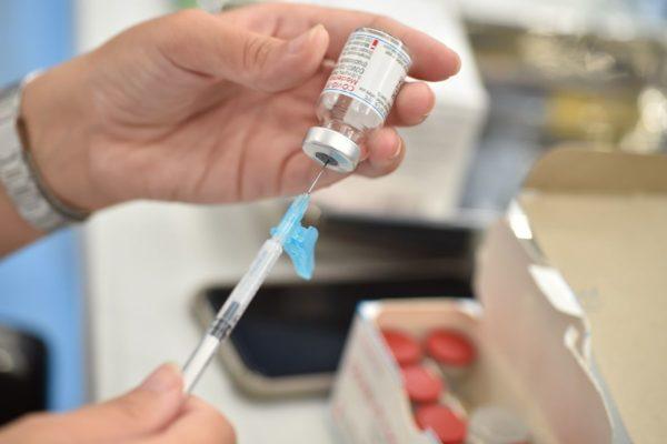 Qué es la parestesia, uno de los posibles efectos secundario de la vacuna de Moderna