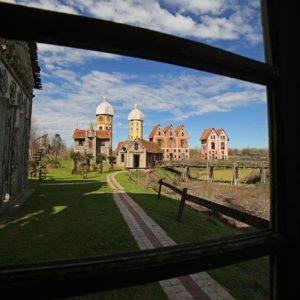Así es Campanópolis, la aldea de fantasía construida con residuos y material reciclado