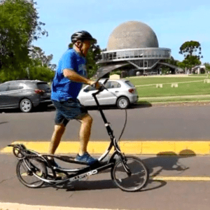 Cuántos salarios mínimos se necesitan en Argentina para comprar la bicicleta que usa el embajador de Estados Unidos