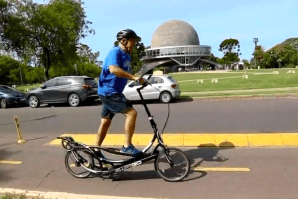 Cuántos salarios mínimos se necesitan en Argentina para comprar la bicicleta que usa el embajador de Estados Unidos