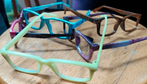 La historia detrás de los creadores de marcos de anteojos sustentables donados a los más chicos