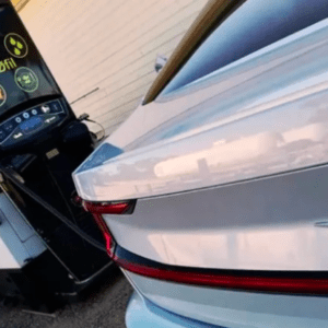 Un ingeniero jubilado inventó una carga rápida a base de aceite para autos eléctricos y ahora es furor