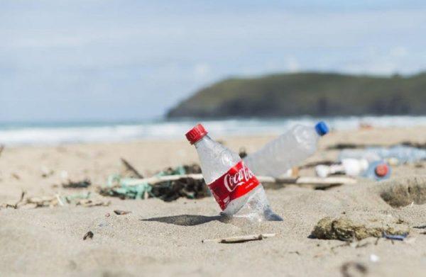 ¿Presión por la contaminación plástica? Esta es la medida que puso en marcha Coca-Cola