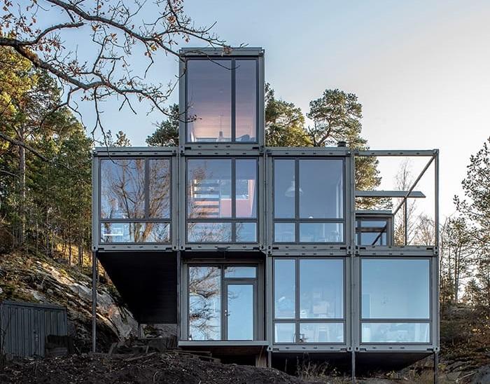 En imágenes: como un tetris, así es esta casa sustentable construida con 8 containers