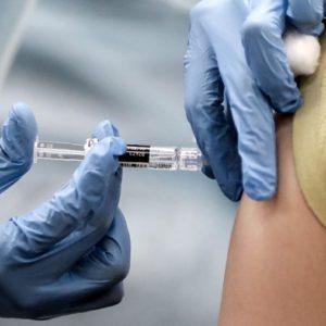 Cuarta dosis contra el Covid: estos son los efectos secundarios de la vacuna