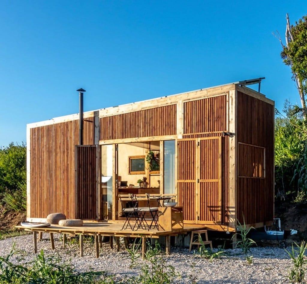 En imágenes: así es una casa prefabricada y diseñada para llevar un estilo de vida sostenible