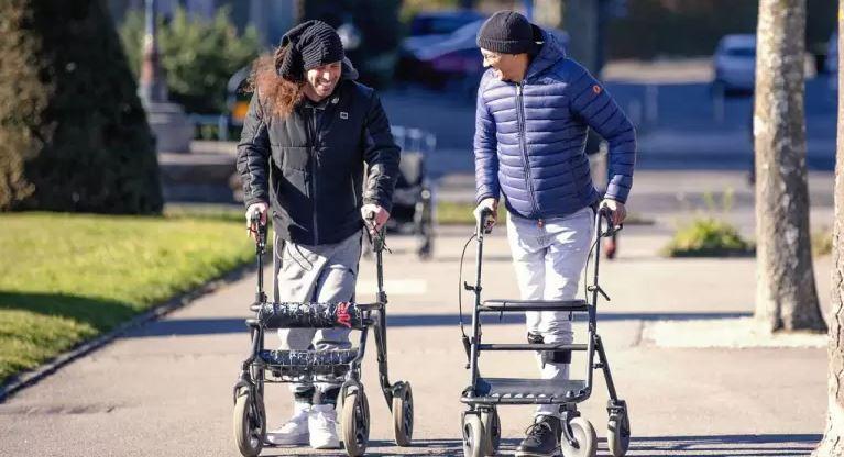 Tres pacientes con parálisis vuelven a caminar con implantes eléctricos en la médula espinal