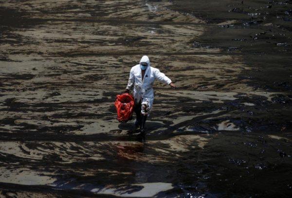 Derrame de petróleo en Perú: a un año del desastre ambiental, aún hay restos de crudo y Repsol no quiere pagar las multas