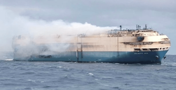 Un barco que transportaba autos de Volkswagen se prendió fuego y se cayeron 4 mil vehículos al Atlántico