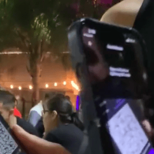 Fue a un bar, dejó una propina en bitcoin y el consejo que le dio a la moza se hizo viral