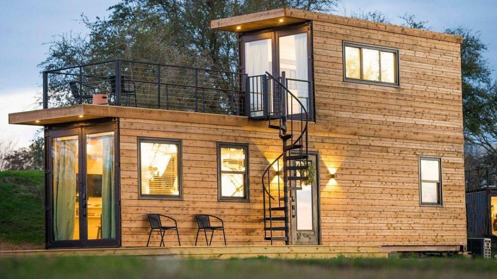 En imágenes: una pequeña casa sustentable construida con dos containers tiene todo, incluso ¡terraza!