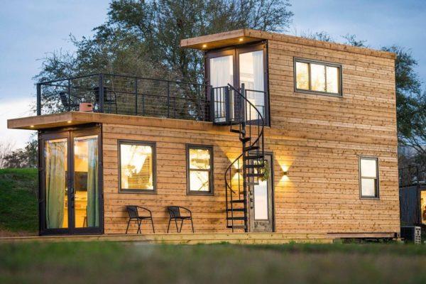 En imágenes: esta pequeña casa sustentable construida con dos containers tiene todo, ¡incluso terraza!