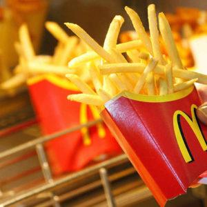 McDonald’s: un empleado publicó un video en TikTok sobre cómo se cocinan los nuggets y las papas y se hizo viral