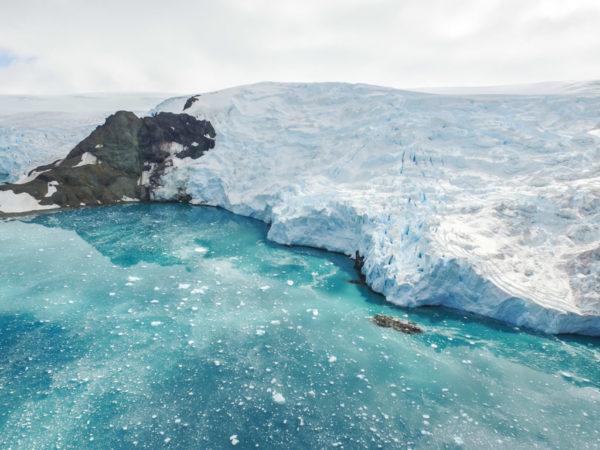 Antártida: colapsó una plataforma de hielo de más de 1.200 kilómetros cuadrados y flota a la deriva a 60 kilómetros por hora