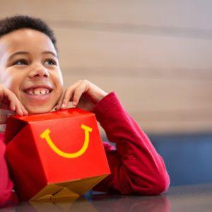 Cambia la Cajita Feliz de McDonald’s: Arcos Dorados avanza en la evolución a juguetes 100% sustentables