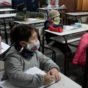 La provincia de Buenos Aires confirmó que será optativo el uso del barbijo en escuelas y lugares de trabajo