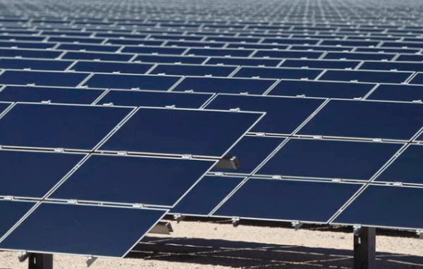 Paneles solares: crearon placas que producen energía durante la noche (sin sol, obvio)