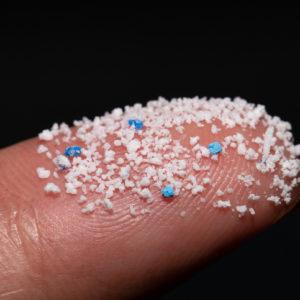 Europa ahora prohibe incorporar los microplásticos añadidos de manera intencional en varios productos