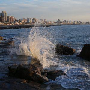Son ingenieros argentinos y quieren generar energía con las olas del mar