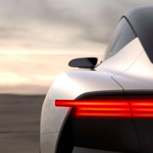 Presentaron la parte trasera del nuevo DeLorean: eléctrico y con un diseño único