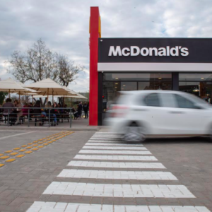 McDonald’s inauguró un nuevo local sustentable y contrató a más de 130 empleados
