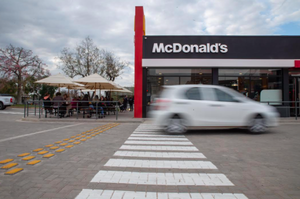 McDonald’s inauguró un nuevo local sustentable y contrató a más de 130 empleados