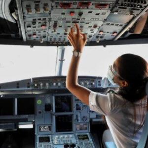 Lanzan un programa de becas para impulsar a las mujeres en la industria de la aviación