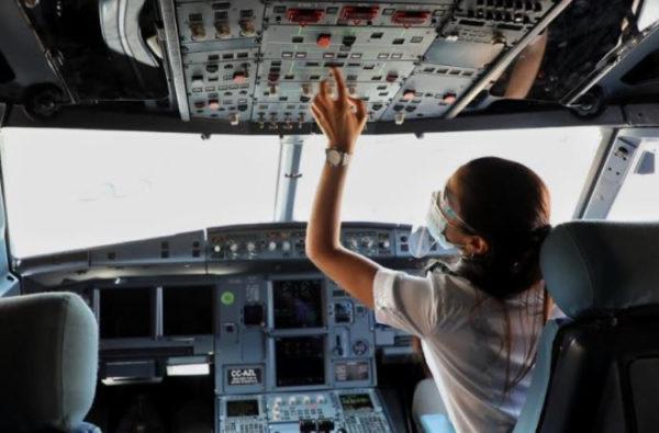 Lanzan un programa de becas para impulsar a las mujeres en la industria de la aviación