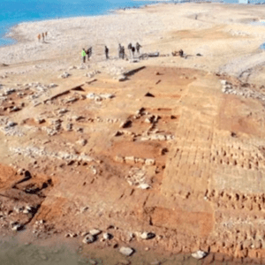 En imágenes: por la sequía de un río, una ciudad de 3400 años de antigüedad emergió del agua