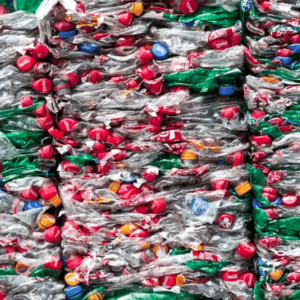 Organizaciones ambientales y sociales arrojaron miles de botellas de plástico contra Coca-Cola