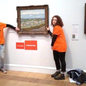 Cambio climático: jóvenes activistas protestaron pegándose a un cuadro de Van Gogh en Londres