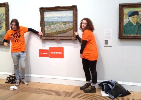 Cambio climático: jóvenes activistas protestaron pegándose a un cuadro de Van Gogh en Londres