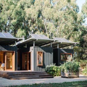 En imágenes: así es una casa modular, solar y construida con 3 containers