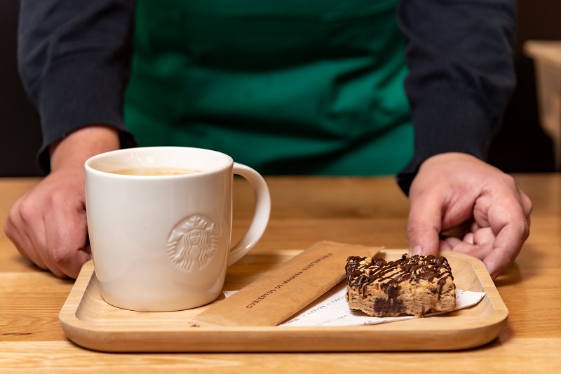 Starbucks Colombia - En el #DíaInternacionalDelCafé obsequiaremos un vaso  reutilizable alusivo al cuidado de la tierra para nuestros primeros  clientes.☕️ Celebremos esté día cuidando el planeta con una taza de café  porque