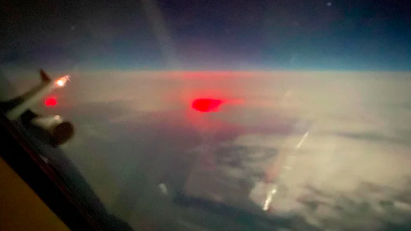 Un piloto fotografió un resplandor rojo en el océano Atlántico y generó un sinfín de teorías, ¿qué pasó?
