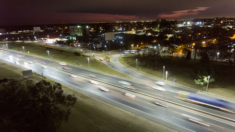 Iluminará con LED las rutas y autopistas nacionales de 9 provincias: cuánto invertirán