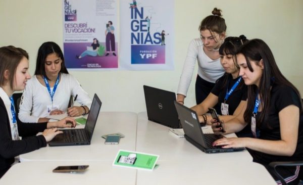 Lanzan cursos gratuitos de diseño y programación web para mujeres: cómo participar