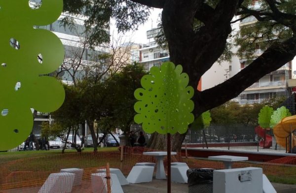 Colocaron árboles de metal en una plaza de Villa Urquiza: repudio y pedido de explicaciones al GCBA