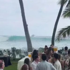 Una ola gigante arruinó un casamiento en Hawaii: las impactantes imágenes