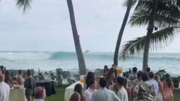 Una ola gigante arruinó un casamiento en Hawaii: las impactantes imágenes