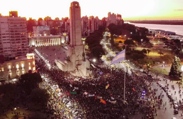 Protestas en Rosario por humo que invade la ciudad: exigen sanción de una Ley de Humedales