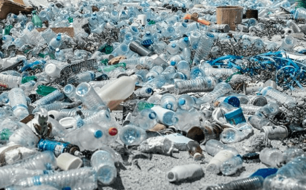 Según informe, estas multinacionales están acusadas de no frenar la crisis del plástico