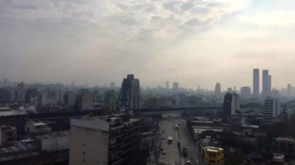 Humo en Buenos Aires: a qué se debe el fuerte olor a quemado que se siente en la Ciudad y el conurbano