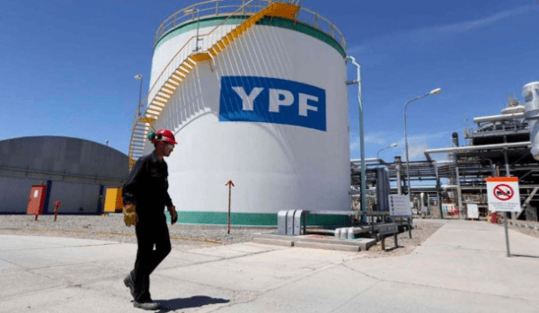 Acuerdo entre YPF y malaya Petronas para la construcción de gasoducto y planta de GNL