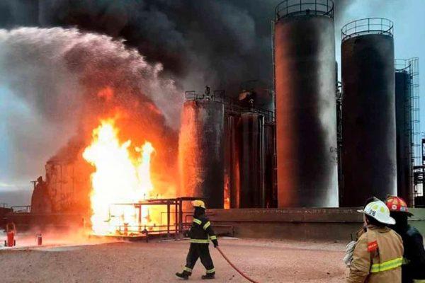 Video: la impactante explosión de una refinería de petróleo en Neuquén que dejó tres muertos