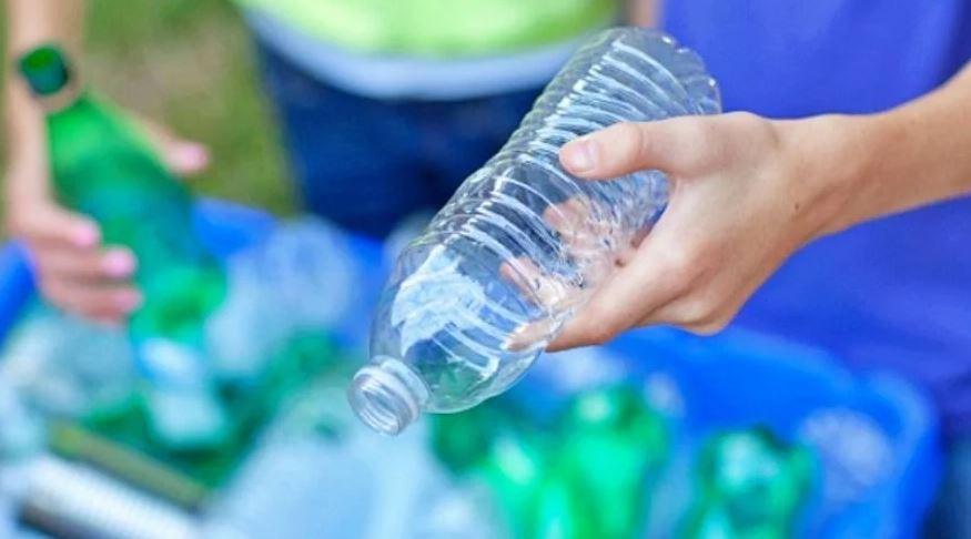 Por qué no deberías reutilizar las botellas de plástico