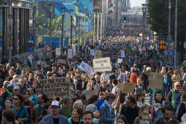 Marcha por el clima: más de 25 mil personas se movilizaron en Bruselas para exigir medidas contra el calentamiento global