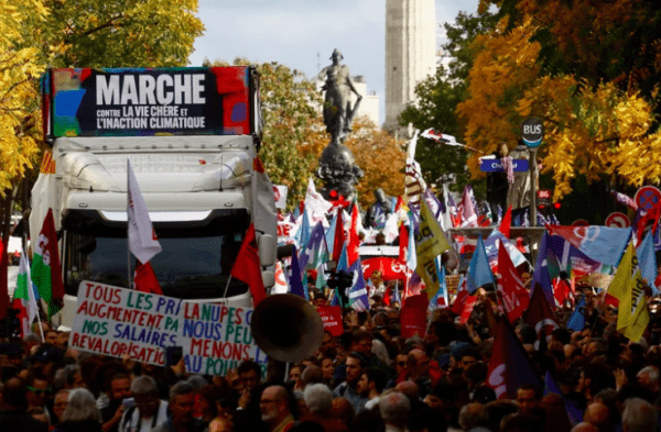 Miles de personas marcharon en Francia por la falta de acciones contra el cambio climático y contra la inflación
