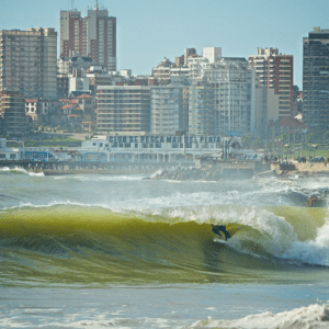 Así es el primer proyecto argentino para sacar energía de las olas de mar